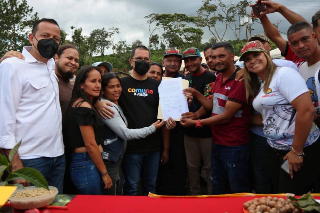mincomunas_ve's tweet photo. #AsíLoDijo 🗣 | Ministro @jaarreaza: “El Comandante Chávez nos dio la carga energética, moral e ideológica para soportar y resistir, sino fuese por eso, en estos años de guerra no habría Consejos Comunales y Comunas, pero ustedes han resistido y eso hay que felicitarlo”. https://t.co/c7MEVVDvmd