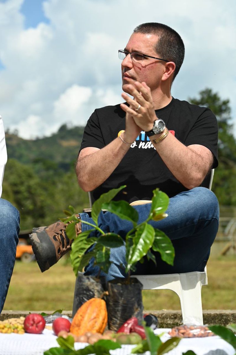 mincomunas_ve's tweet photo. #AsíLoDijo 🗣 | Ministro @jaarreaza: “El Comandante Chávez nos dio la carga energética, moral e ideológica para soportar y resistir, sino fuese por eso, en estos años de guerra no habría Consejos Comunales y Comunas, pero ustedes han resistido y eso hay que felicitarlo”. https://t.co/c7MEVVDvmd