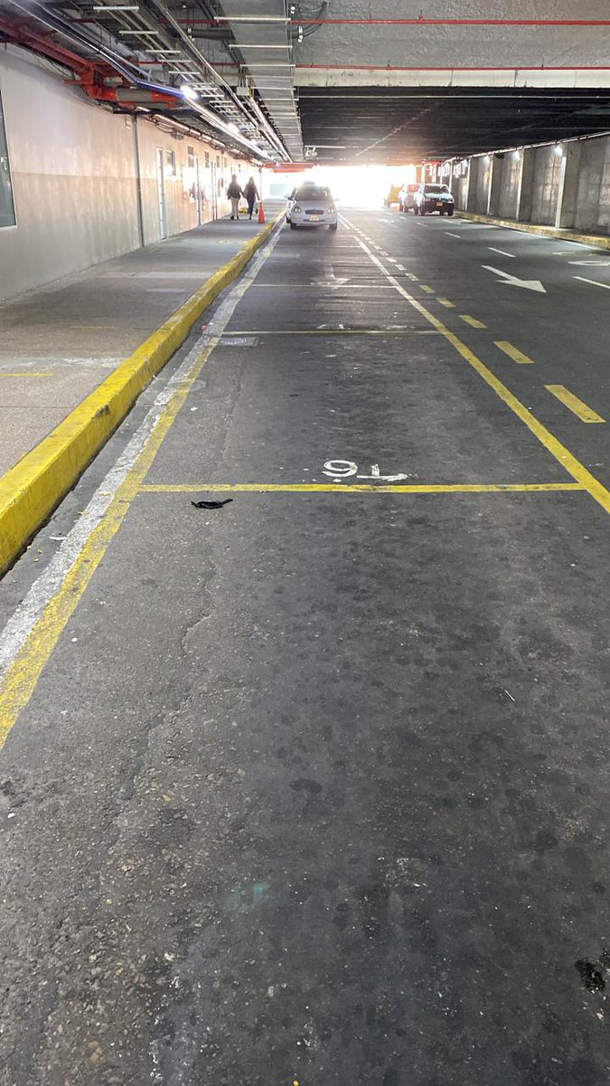 CaracolBga's tweet photo. #MalaNota No había taxis para recoger pasajeros en el túnel del @AeroPalonegro de #Bucaramanga. No hay una explicación a este hecho que genera incomodidades entre quienes nos visitan. @AerocivilCol @AlcaldiaBGA @LebrijaCapital @CCBucaramanga @CenferSA @NEOMUNDOBGA @CotelcoStdr https://t.co/fHffTxHfVs