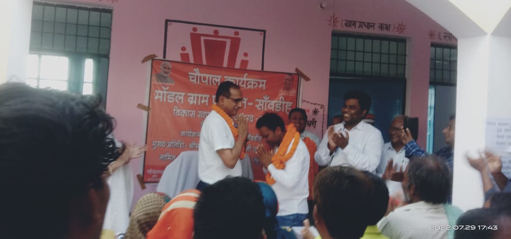 Rohit_bhai_mkp's tweet photo. बस्ती जिला के ग्रामसभा साॅंवडीह के प्रधान श्री अवधेश चौधरी को उनके कार्य कुशलता को देखकर सम्मानित करते हुए अपर जिला मजिस्ट्रेट @dmbas_ व #आदरणीय_प्रियंका_निरंजन महोदया https://t.co/x4kTusXVZn