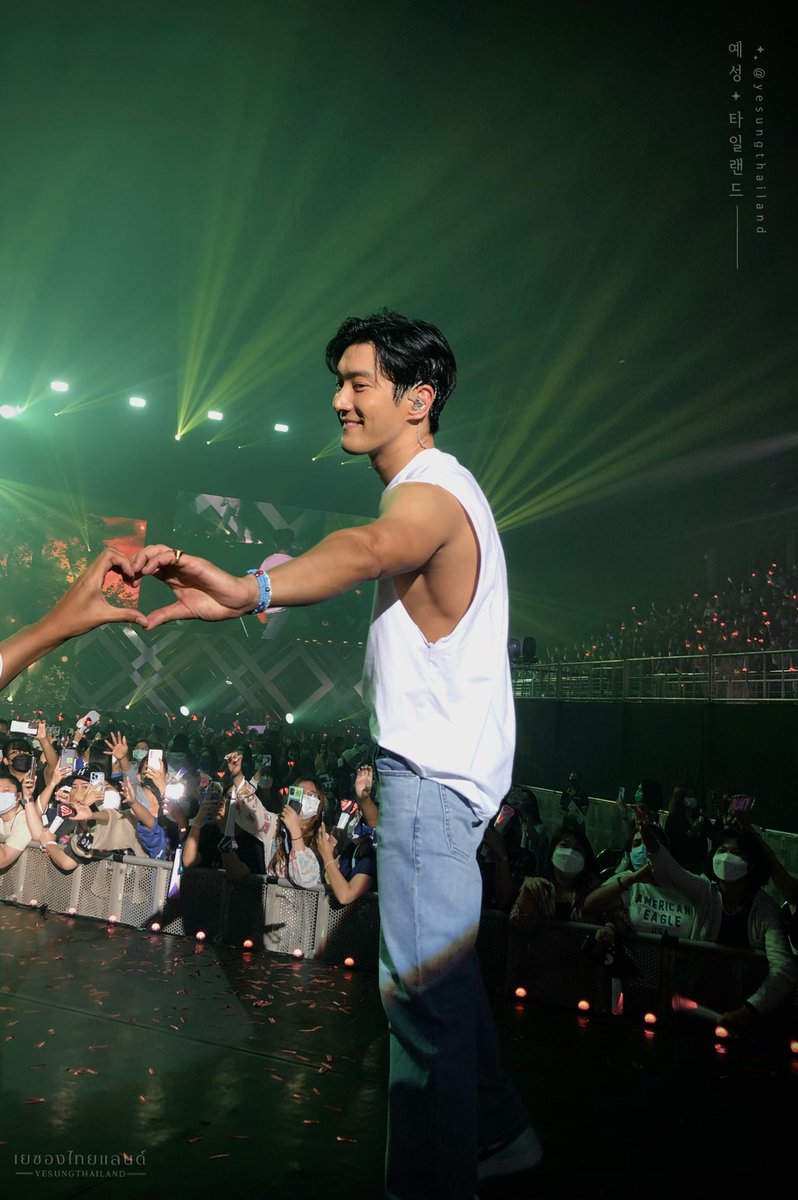 yesungthailand's tweet image. 💙 #SIWON @siwonchoi 
📍 #SS9inBKK_DAY1 #SS9inBKK
—
จากโซน F1 ค่ะ เราหาเจ้าของมือไม่เจอแล้ว ถ้าใครเป็นเจ้าของมือที่พี่ชีวอนทำ ♡ ด้วย รบกวนทักมานะคะ เราจะส่งรูปให้ค่า