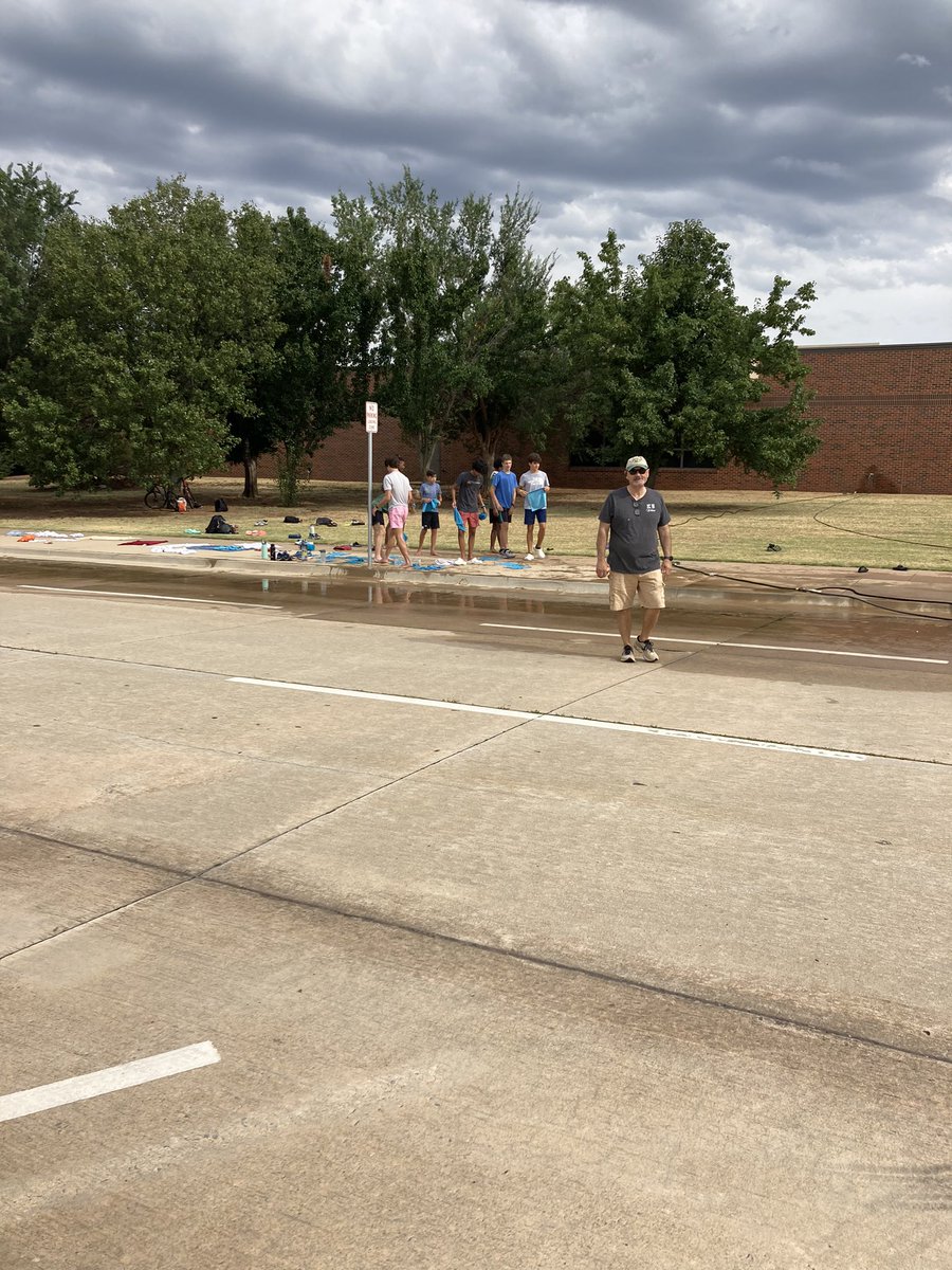SFwolvesCC's tweet photo. The sun is out and the car washers are ready! Come and get your car washed by the SF cross country runners! @SFWolvesAthl https://t.co/CBSx5wbsOS