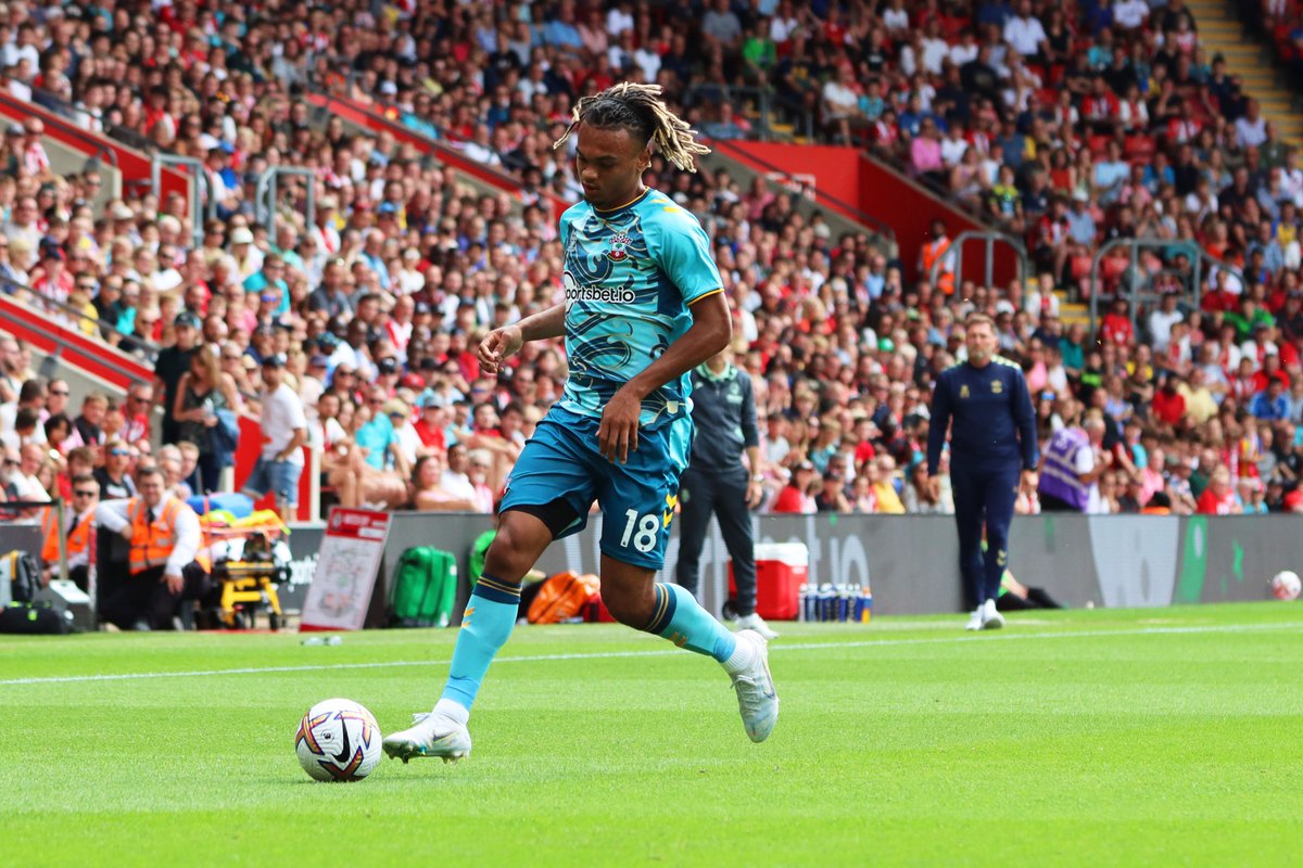 MattTsport's tweet photo. Sun's out on the south coast ☀️ 

A goal from Jeremy Pino means #SaintsFC are behind at the break... 📸 https://t.co/NN3NmtHTFH
