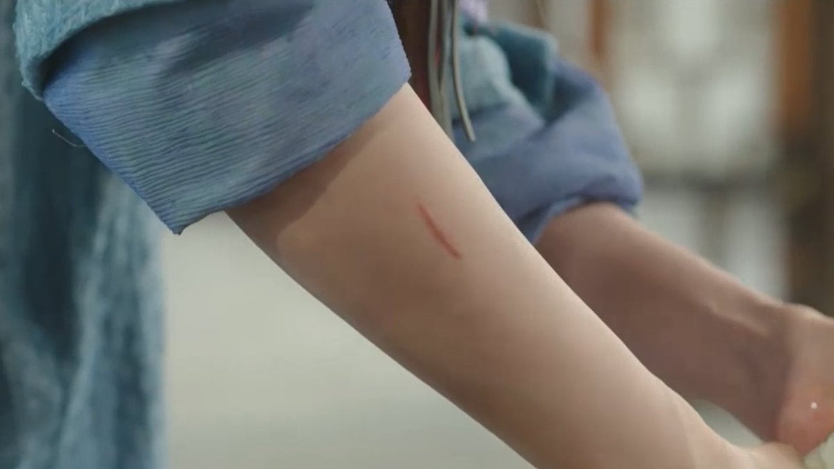 ramblingsofafan's tweet image. Bu-yeon is not a victim of having her body stolen by Naksu, as some claim, when it's literally her who not only let Naksu take her body but forced her to do it, flipping the tables on her. Bu-yeon has a secret master plan, she's the one pulling the strings. #AlchemyOfSoulsEp13