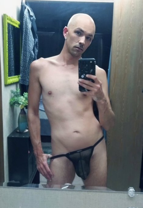 Goooood morning! ? happy Saturday ?? please enjoy a shameless selfie. ?
#twink #gay #gaypup #hairlessmen