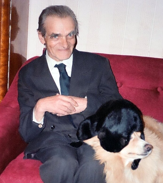 Каждый раз, когда видел это его мемное фото с котом, думал: "А как это, без сомнения, красивое лицо преображает смех и улыбка?" Вот, нашёл. Смеющийся Кнозоров.