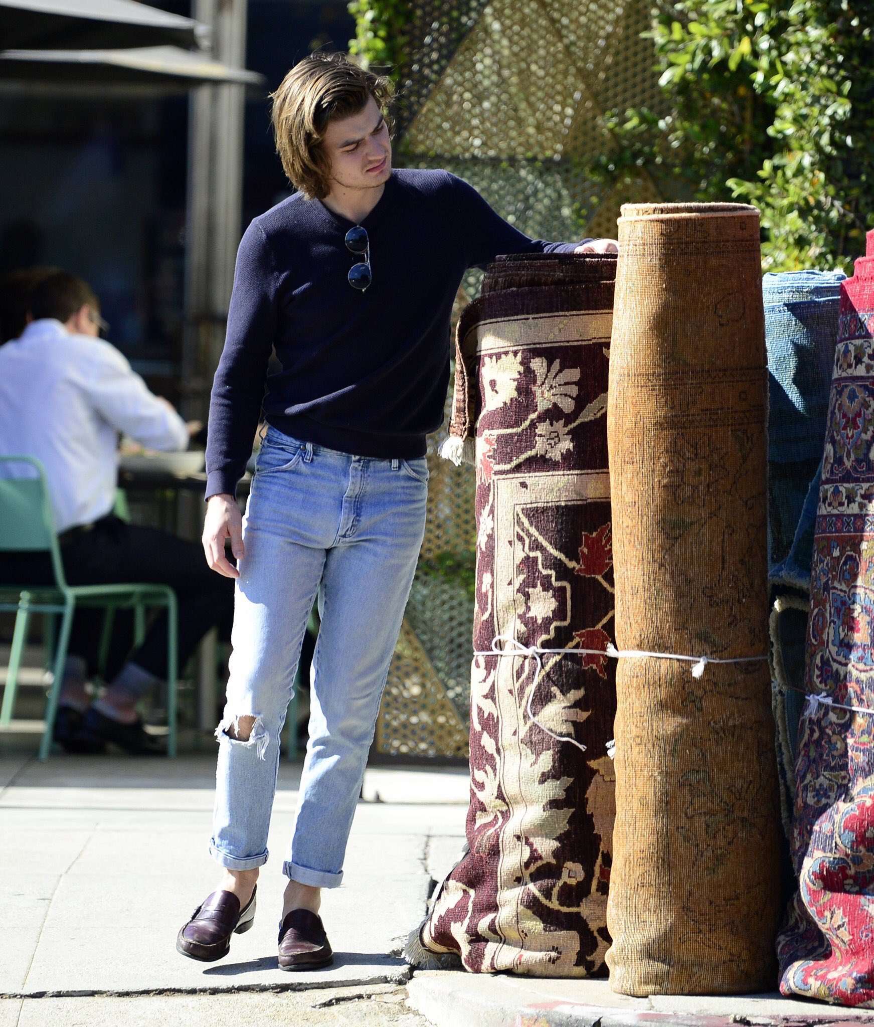 best of joe keery on Twitter "joe keery rug shopping https//t.co/Q7D5ZL5HU0" / Twitter