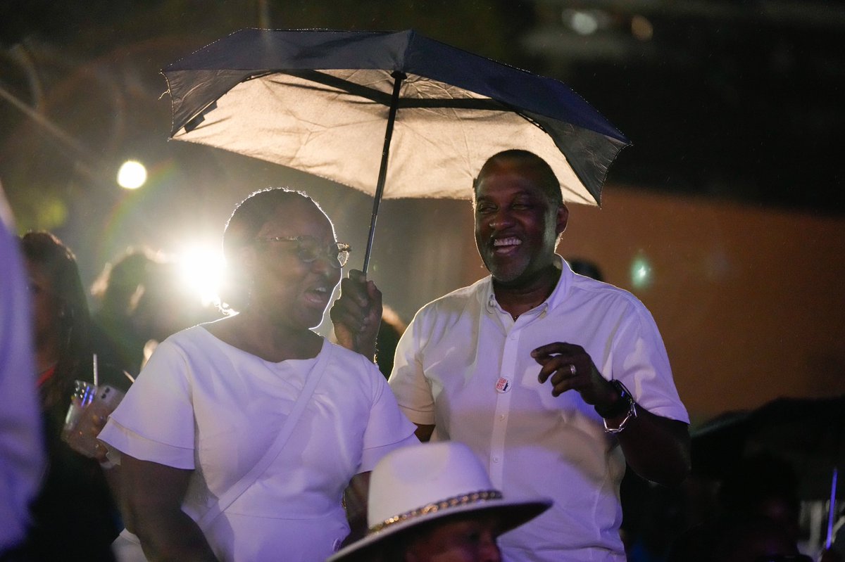 NYCMayor's tweet photo. Brooklyn in the house! #RiseUPNYC closed out its run in the borough of Kings last night, but the concert series of the summer is just getting started. Visit https://t.co/9Huq4kp4Rg for the rest of the schedule. https://t.co/6ZbioGJU6A