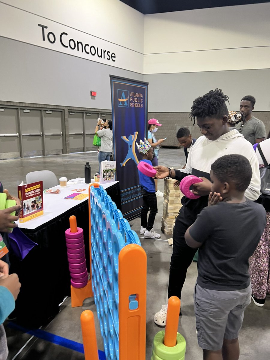 APS_HPE's tweet photo. #APSBacktoSchoolBash is a huge success!!! Thanks Dr. Arnold, Director of Academic Enrichment Programs for stopping by the @APS_HPE booth at the bash!! @apsupdate @DrLisaHerring @Selenaflorence @WeemsYolanda @Myssjj https://t.co/wHIheWm17Z