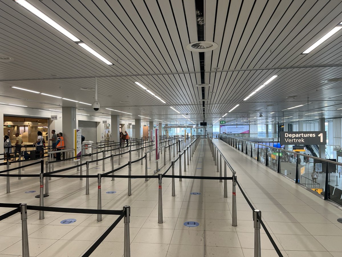 De Schiphol wachtrij des doods vandaag om 16:30. Binnen 5 minuten voorbij de security. Top geregeld <a href="/Schiphol/">Amsterdam Airport Schiphol</a>! Nu nog 4 uur wachten met een flesje cola (€4,20)