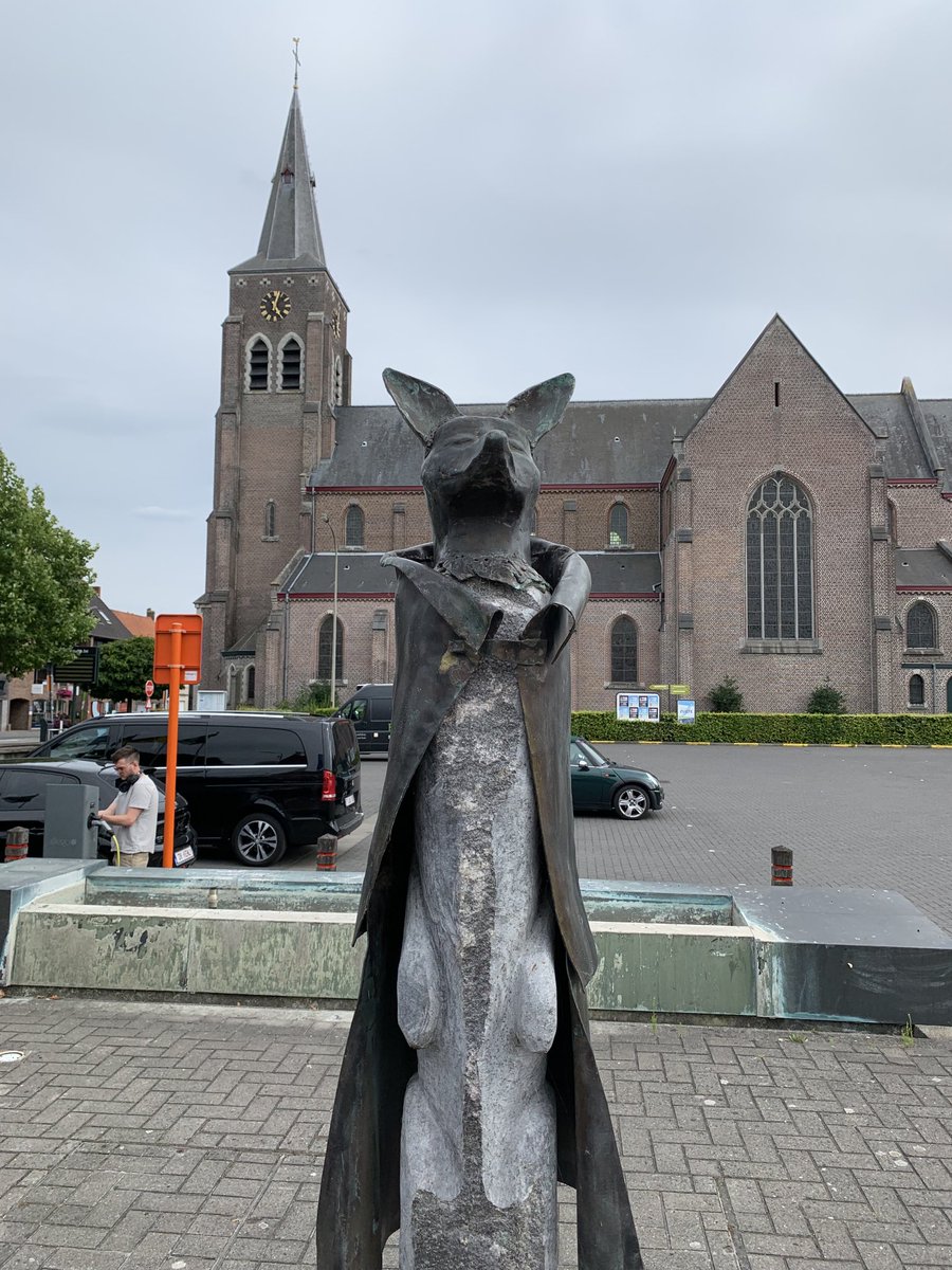 Martin1960's tweet photo. De wolf Izegrim uit de Reynaert voor de kerk van #Olsene 😎🚴♀️☀️ https://t.co/yyNiylx5JI