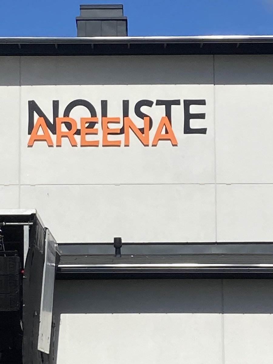 OlliAakula's tweet photo. Mahtava kansanjuhla Noustessa- paikalla tietty päällikkö Mikko😊 upea NHL Stanley Cup - kannu, Rantasen mestariperhe ja runsaasti kaikenikäisiä faneja👍 On se kova ja fiksu kaveri💪#nhl #nouste https://t.co/x6MGFkt0GQ