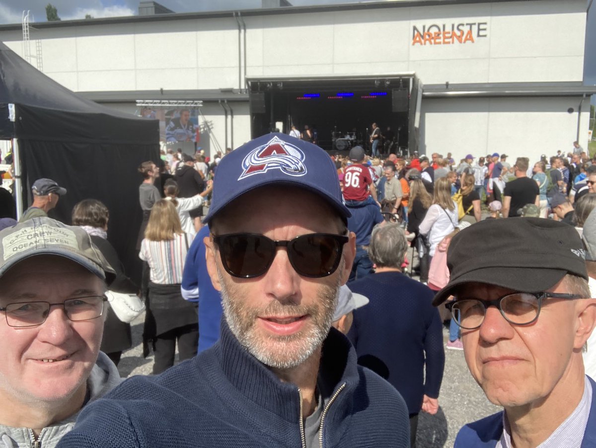 OlliAakula's tweet photo. Mahtava kansanjuhla Noustessa- paikalla tietty päällikkö Mikko😊 upea NHL Stanley Cup - kannu, Rantasen mestariperhe ja runsaasti kaikenikäisiä faneja👍 On se kova ja fiksu kaveri💪#nhl #nouste https://t.co/x6MGFkt0GQ