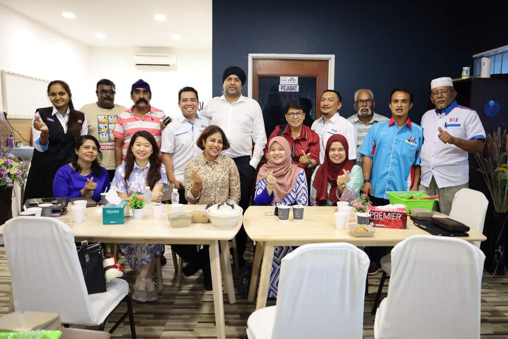 AzamafandiOR's tweet photo. Selesai hi tea dan forum bersama yb @FadhlinaSiddiq dan rakan @lohkerchean @SangethaJ diperak ,jumpa lagi!!
#pemudapeduli
#wanitapeduli
#azamafandi https://t.co/EgDrqcZEFc