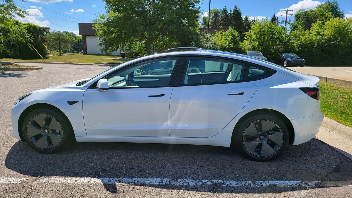 MeetMetaverse's tweet image. White on white RWD Model 3 is here! It's perfect! Also, noticed these new thingies under the frunk, to prevent water? 🤷‍♂️