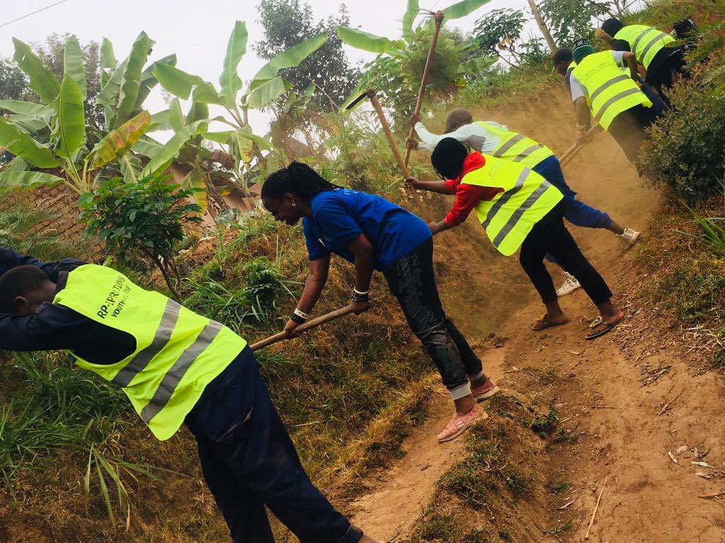 youthvrptumbac's tweet photo. Uyu munsi urubyiruko rw’abakorerabushake muri @TumbaCollegeTCT bifatanije n’abaturage bo mu kagali ka Giko, umurenge wa Bushoki mu gikorwa cy’ umuganda wo kurema umuhanda (3Km) uhuza akagari ka Giko n’ibitaro bya kinihira.
@RwandaYouthVol1 
@KubanaRichard 
@gatjmv 
@ritaclemence https://t.co/W94GN2Z7bO