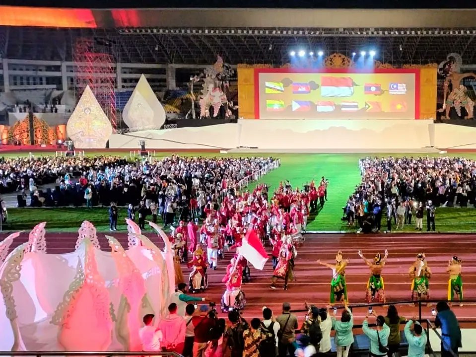 Malam ini di sela acara Pembukaan ASEAN Para Games 2022, kita bertemu Pak Sekda Jateng Sumarno, dan Pak Sekda Jatim Adhy Karyono. Sempat berdiskusi tentang pembangunan kawasan Jateng Jatim (Blora Bojonegoro Ngawi) rencana pembangunan proyek nasional Bendung Gerak Karangnongko dll