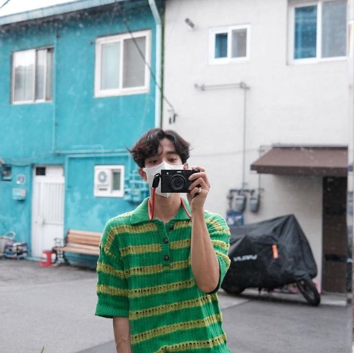 AAAAAAAAAAAA HE LOOKS SO GOOD IN GREEN