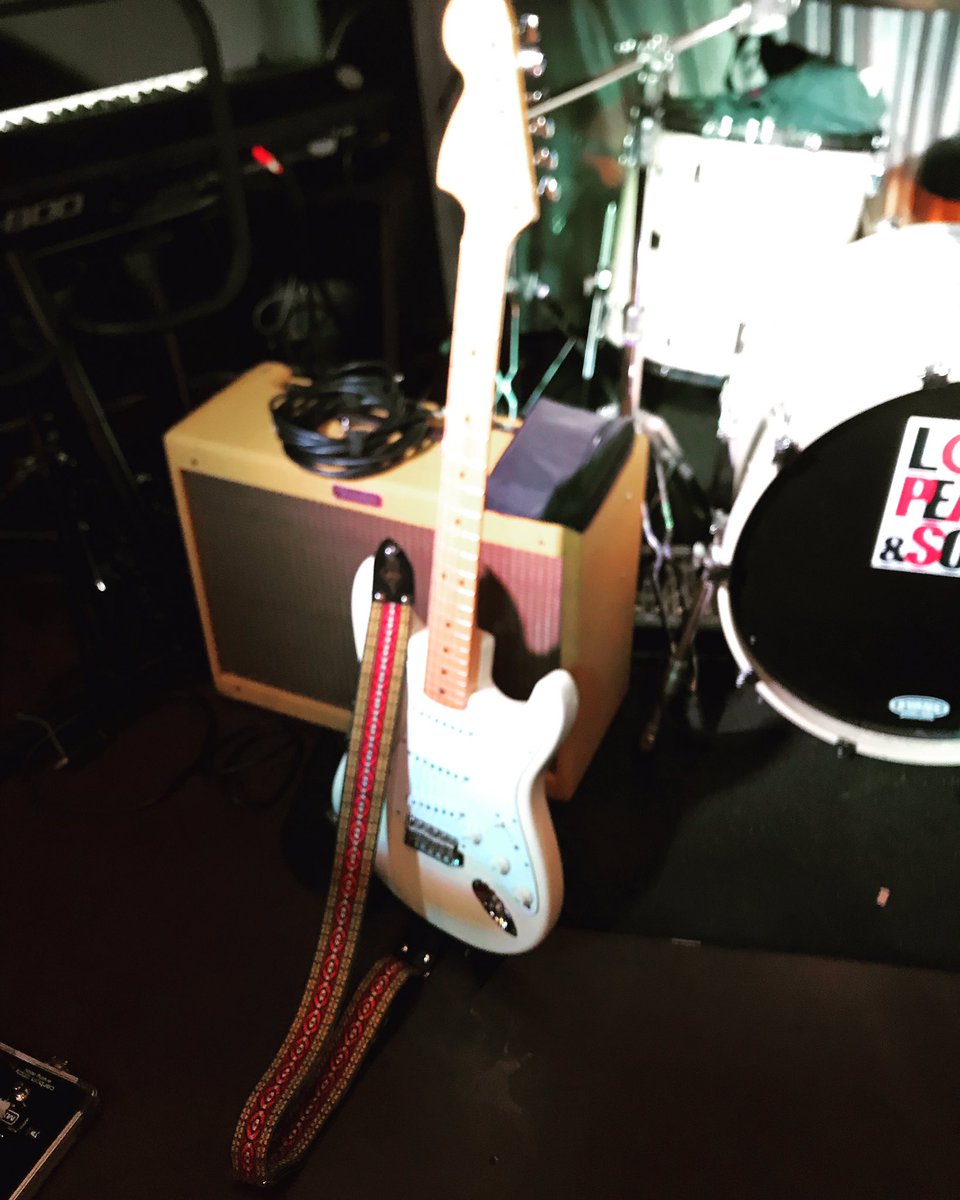 nori_guitar23's tweet photo. 日が変わって、昨日はFunk Raisersでした。

4th Of Julyに手に入れたStratのデビュー戦。

ちょこちょこ弾いてたけど、ガッツリ2ステージフル参戦は昨夜が初。

じゃじゃ馬。暴れる。

弾き倒して、育ってくれれば音が抜けて来るじゃないかと楽しみ。

#fender #stratcaster
#reversehead https://t.co/ARnJRNw1q1