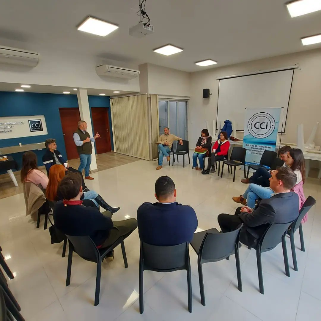 ccisantafe_ok's tweet photo. ☕ Ayer mantuvimos una hermosa jornada junto a jóvenes colegas para actualizarnos sobre las últimas novedades del mercado inmobiliario. 
Les compartimos algunas imágenes 📸 https://t.co/TIvVGRpTrK