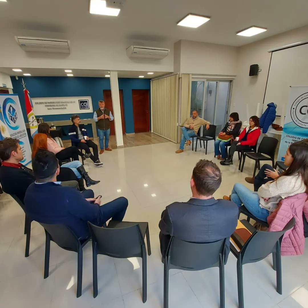 ccisantafe_ok's tweet photo. ☕ Ayer mantuvimos una hermosa jornada junto a jóvenes colegas para actualizarnos sobre las últimas novedades del mercado inmobiliario. 
Les compartimos algunas imágenes 📸 https://t.co/TIvVGRpTrK