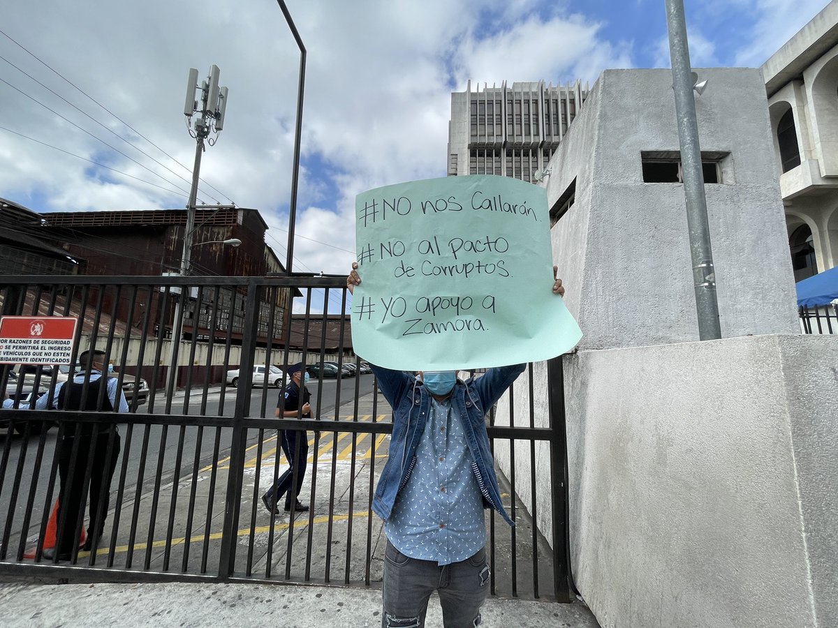 Noe Cuxil manifiesta frente a torre de tribunales su rechazo a la captura del Ing. Rubén Zamora, presiente del Periódico