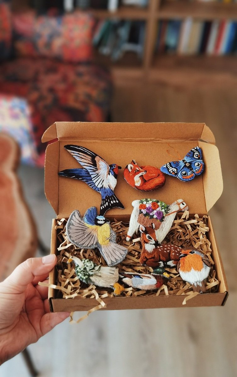 Broş koleksiyonumun bir kısmı. Öğrencilerim bazen, "Öğretmenim tilki kalbinizin üzerinde uyuyakalmış, yakanızda ördek yüzüyor," falan diyor. Keyifleniyorum.