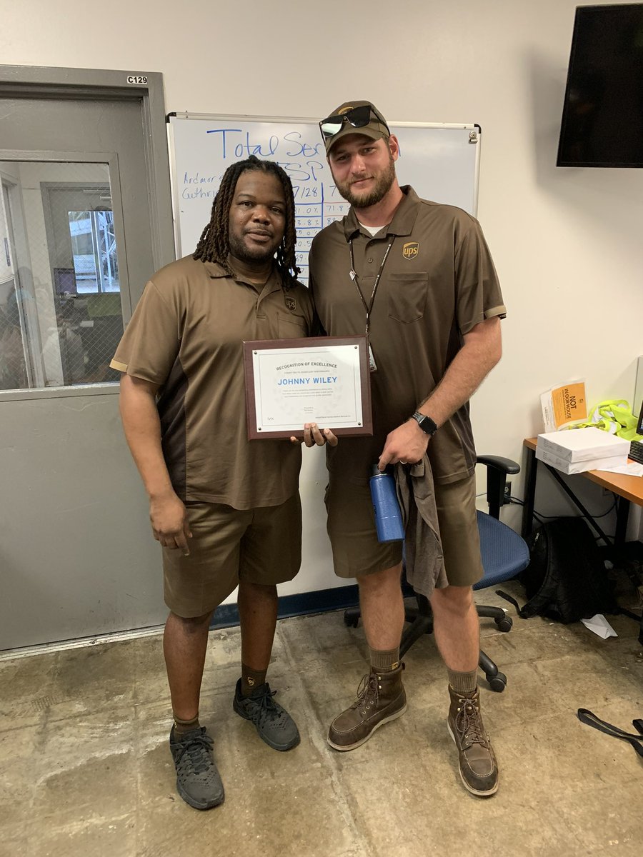 UPSBednar's tweet photo. This week in Independence, we recognize Johnny Wiley for his commitment to safety by eliminating risks in his drive scene! @UPSers @RedRiverUPSers @lytx @loiseau_eddy @joeboyleups https://t.co/Vab5eqUlwU