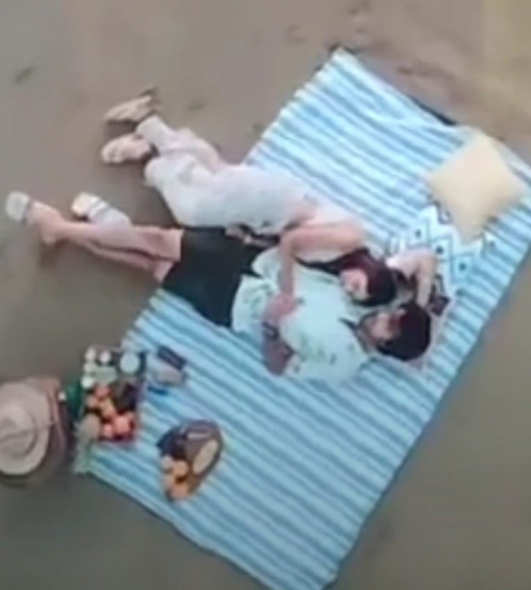 Nancyy278's tweet photo. Dammm MaNan on Beach date 🥺😭😭

 #ParthSamthaan #Nititaylor #KYYS4OnVoot  #MaNan https://t.co/tuubwmaDnC