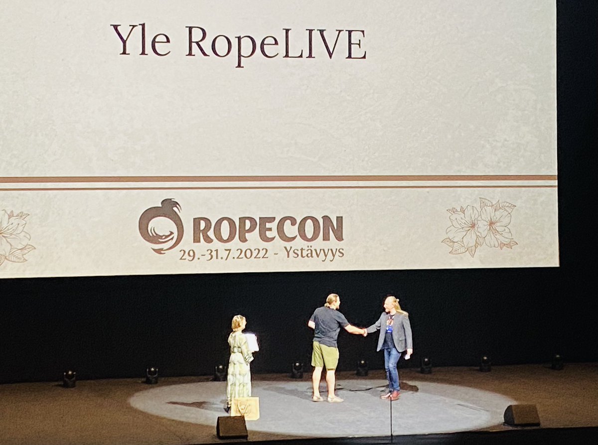 #RopeLive palkittiin juuri Ropeconissa Vuoden Pelitekona! 😍

#Ropecon
