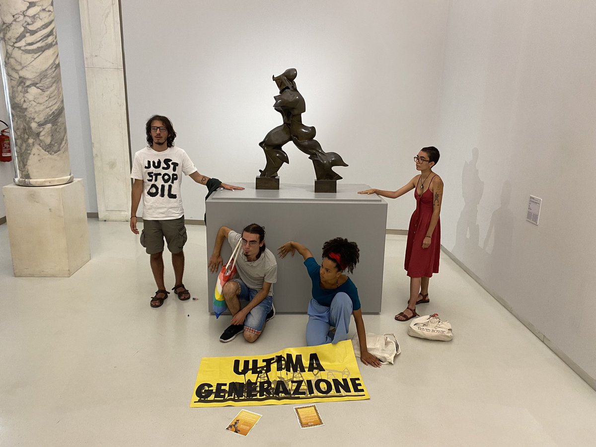 Attivisti climatici si incollano alla statua di Boccioni al Museo del 900 a Milano: “Chiediamo al Governo di non riaprire le centrale a carbone dismesse, fermare i nuovi piani di estrazione di gas e di sbloccare 20 gigawatt di energia e eolica e solare entro fine dell’anno”