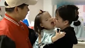 เรื่องนี้เป็นคดีของพ่อพระที่คนเกาหลีเคยสงสารกันทั้งประเทศ ลูกสาวป่วยมีเนื้องอกจนใช้ชีวิตลำบาก คนทั้งประเทศเลยพากันบริจาคเงินช่วยเหลือ แต่หารู้ไม่ว่ากำลังบริจาคเงินให้บุคคลอันตรายที่ฆ่าข่มขืนผู้หญิง จับเด็กมาค้าประเวณี และสอนลูกสาวตัวเองให้กลายเป็นฆาตกร! (อ่านต่อในเมนชั่น)