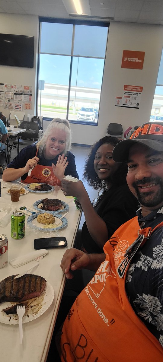 Jmrangelr1's tweet photo. Celebration of the 150 days of safety in DFC 5523 Ohio, and farewell from the support team from Missouri, Washington state, Troy and Miami. It was a great experience. #bulkstrong #dalemiami @DfcMdo5841 #OneSupplyChain #TheHomeDepot #wearethepeople Hasta el Infinito!!! https://t.co/Oqlm78Norj