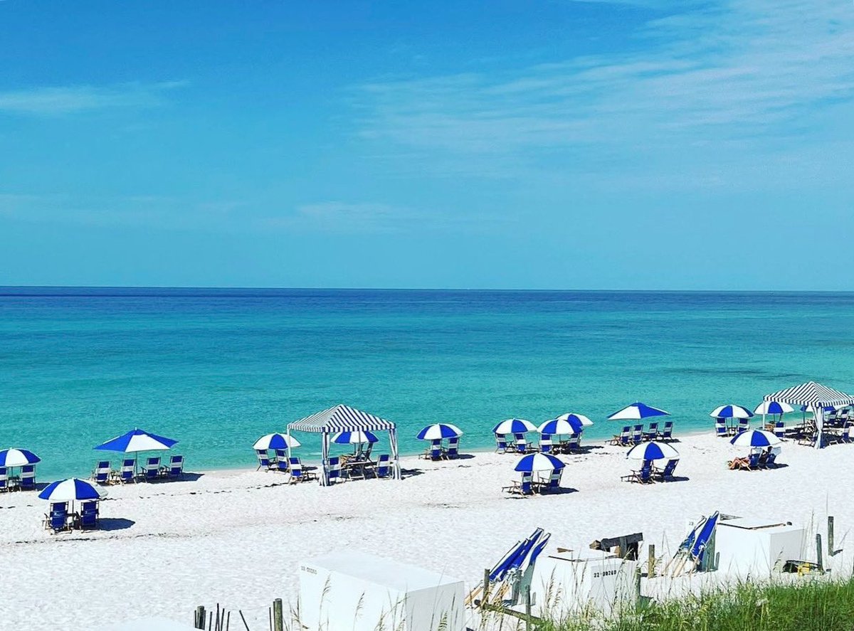 You made it to the weekend! 🍹🌴 We’ll cheers to that. 😉 📷: @amandaedwards30a