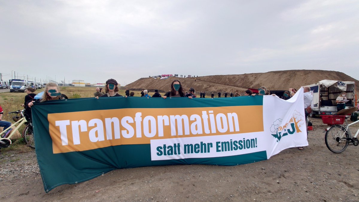 TransformLEJ's tweet photo. Ein erfolgreicher Aktionstag geht zu Ende. Wir sind stolz mit Demo, Besetzung der Ausbaufläche und Kletteraktion unsere Botschaft #transformLEJ gegen🚫 Klimakrise, Militärdrehkreuz, Abbschiebeflughafen (@protest_lej)  und Fluglärm (@gegenLejAusbau) laut gemacht zu haben. #le3007 https://t.co/JDJwy2PnlX
