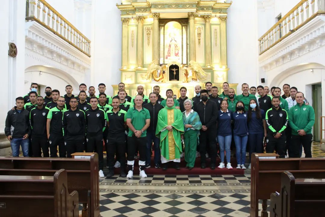 Gracias Padre Carlos por los años de Capellania para nuestro Club. Estamos seguros que desde donde esté siempre llevará a Antigua GFC en el corazón!! Unidos para el inicio de un nuevo Torneo con la Fe puesta en el Señor.