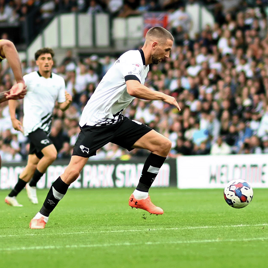 dcfcofficial's tweet photo. When @ConorHourihane gets the ball in this position, there's only one thing coming next 🪄

#DCFC https://t.co/daeXogGR0U