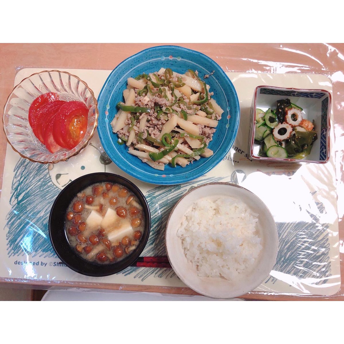 petitmiu1's tweet photo. 夏休みの宿題😅
今年は一品でなく、前菜、副菜、メイン、汁物の定食バージョン🌻
栄養バランスも考えつつも、娘が一人で作れるメニュー…😓
かなり横からの口出し突っ込みいっぱいでしたが、一人で頑張って作れました(*´꒳`*)🍚✨
次は台所汚さ無いで欲しいな… https://t.co/wTBxj7c94l