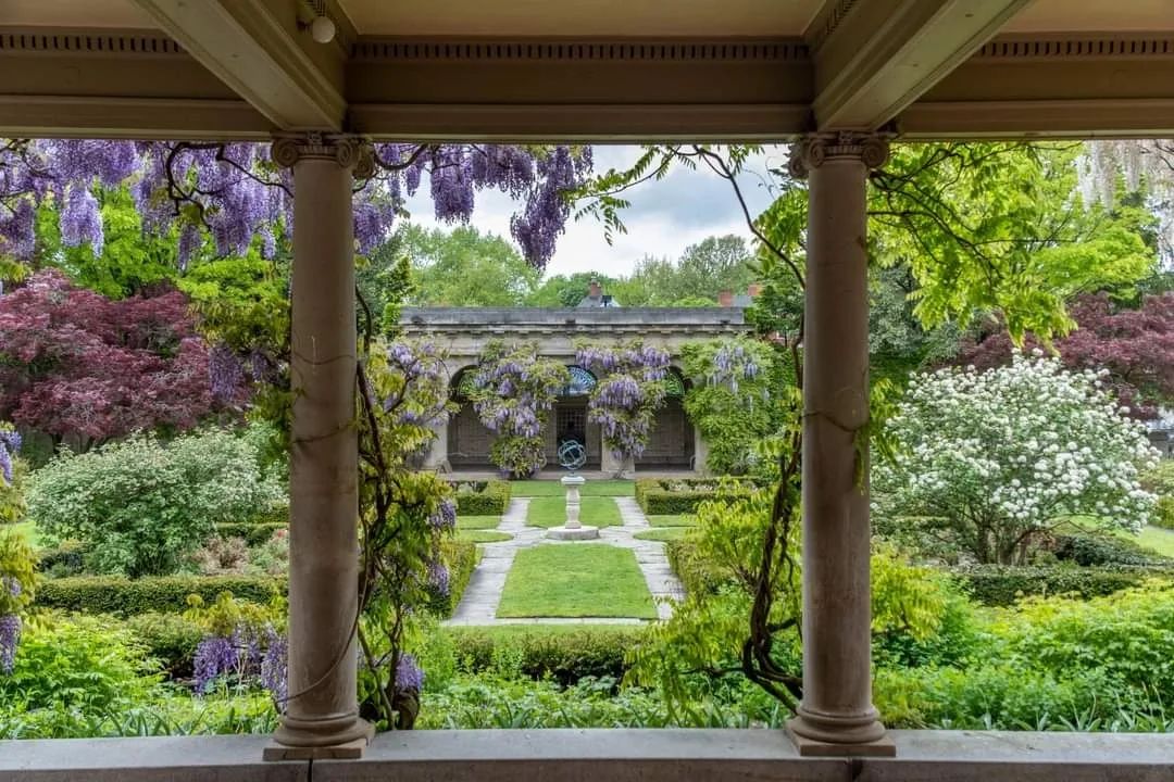 I_LOVE_NY's tweet image. July 30, 1928: On this day in #NYhistory, George Eastman &amp;amp; Thomas Edison held a garden party at Eastman’s home to unveil Kodacolor, the 1st amateur color home movie system. Today, you can visit the home &amp;amp; learn about film history.

📸: @metootravels
📍: George Eastman House