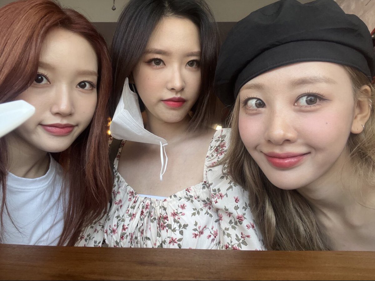 hyewonlqs's tweet image. best trio