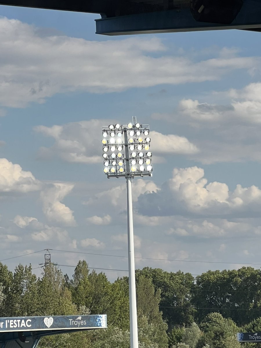 FernetKevin's tweet photo. Va falloir m’expliquer : le gouvernement va interdire les matchs de foot le soir, pour éviter de consommer de l’énergie. Alors que… l’éclairage est obligatoire même en pleine journée dans les stades… #logique #cestcon #troyes #aube https://t.co/smUtOZRjSr