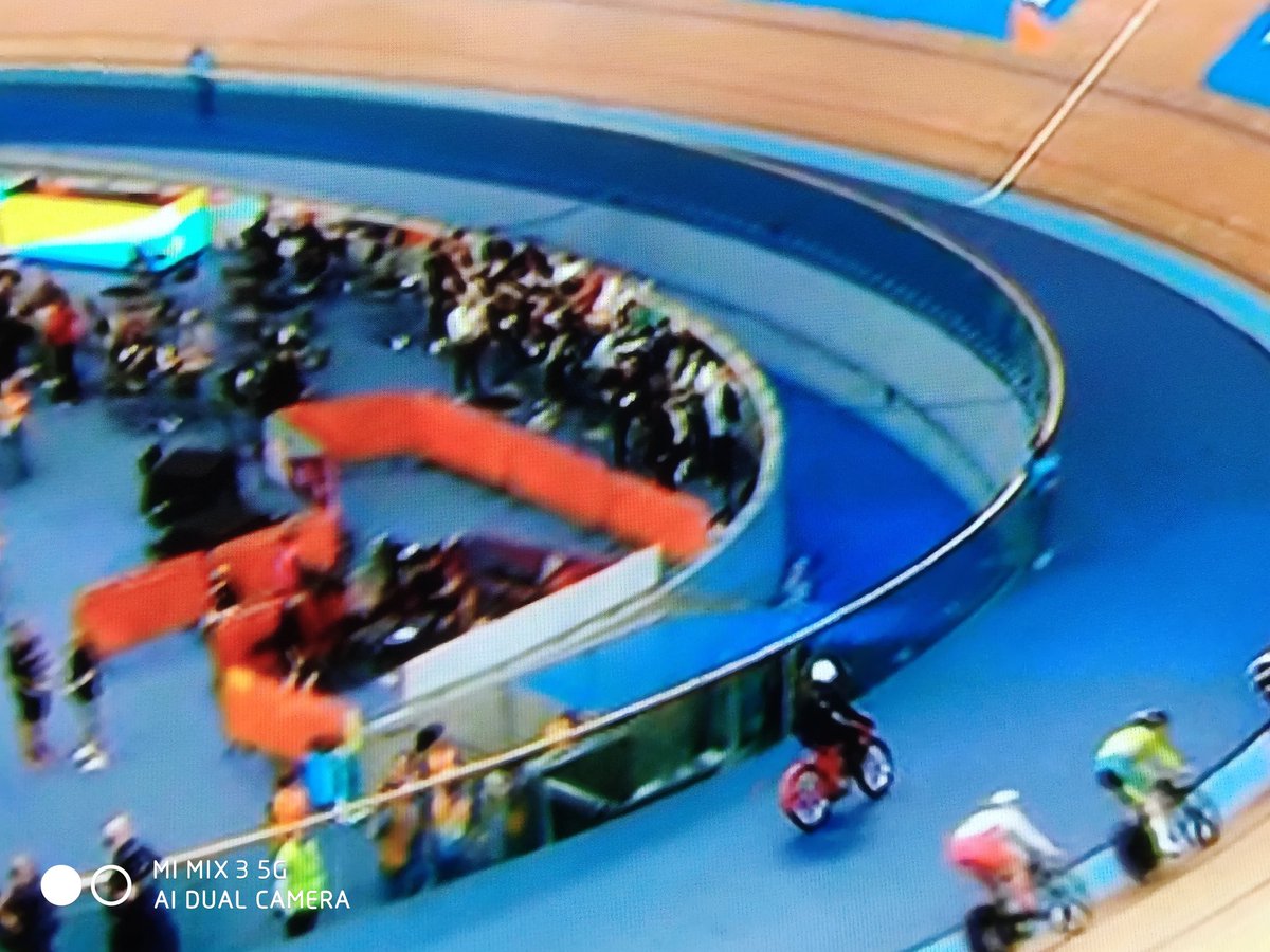 2022 and everything is about electric, cars ect , and also keeping pollution down ,but they use a 2 stroke Derny bike in the velodrome ☝️☝️ #CommonwealthGames2022 #Dernybike