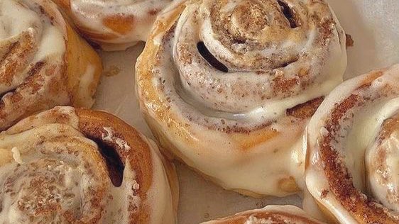 malusokay's tweet photo. Currently craving some fresh cinnamon rolls... 💭✨ https://t.co/AxKuaQw9jw
