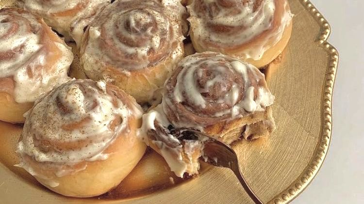 malusokay's tweet photo. Currently craving some fresh cinnamon rolls... 💭✨ https://t.co/AxKuaQw9jw