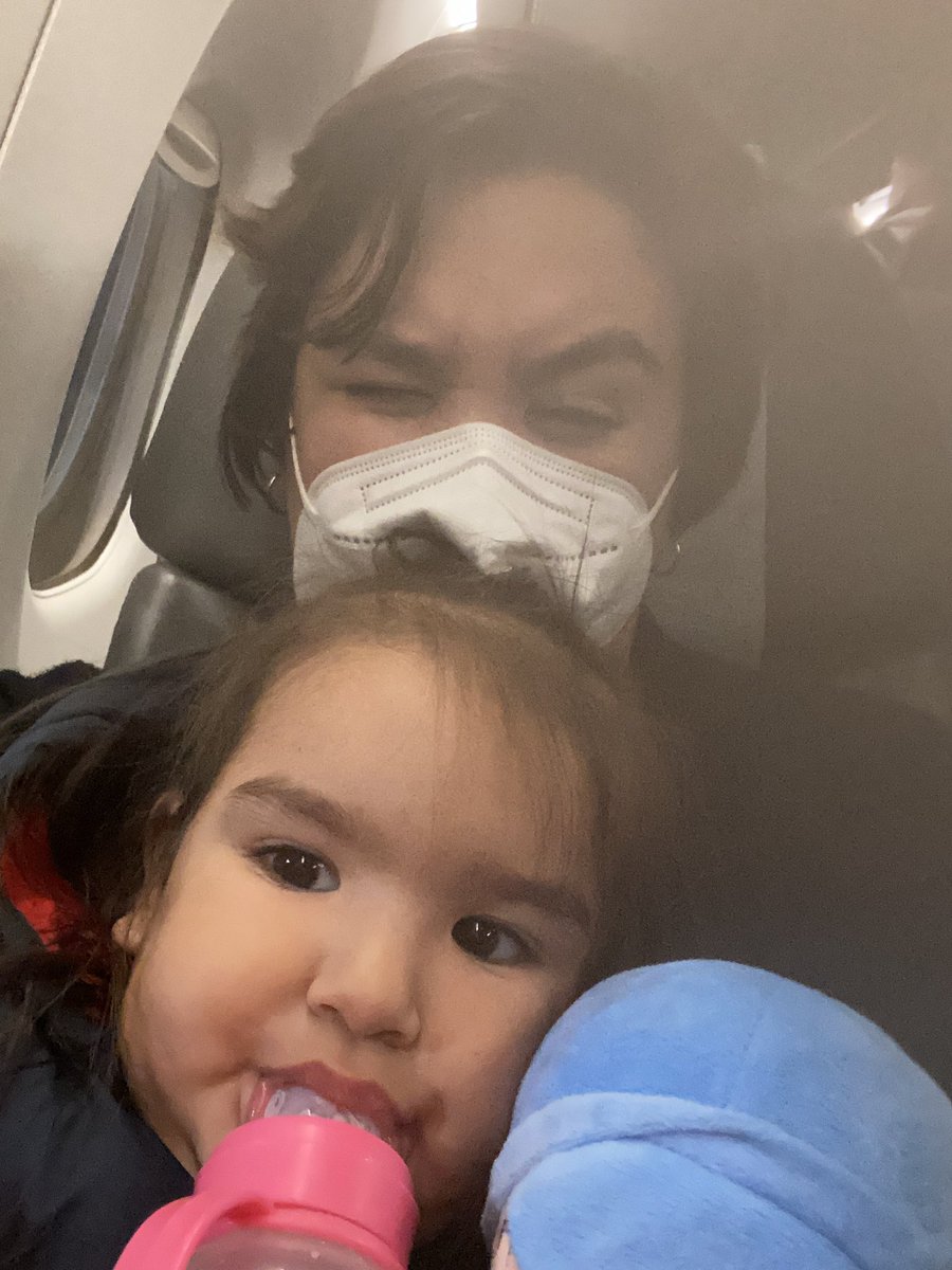 alicitaalde's tweet photo. Abro hilo de mi experiencia en el primer vuelo con mi hija de un año.. estábamos viniendo de Argentina a Paraguay (habíamos ido de vacaciones) estábamos sentadas en nuestro asiento y de repente viene un joven de unos veintitantos años y se sienta y mira tipo así como ash.. https://t.co/FmwgxR5rk3