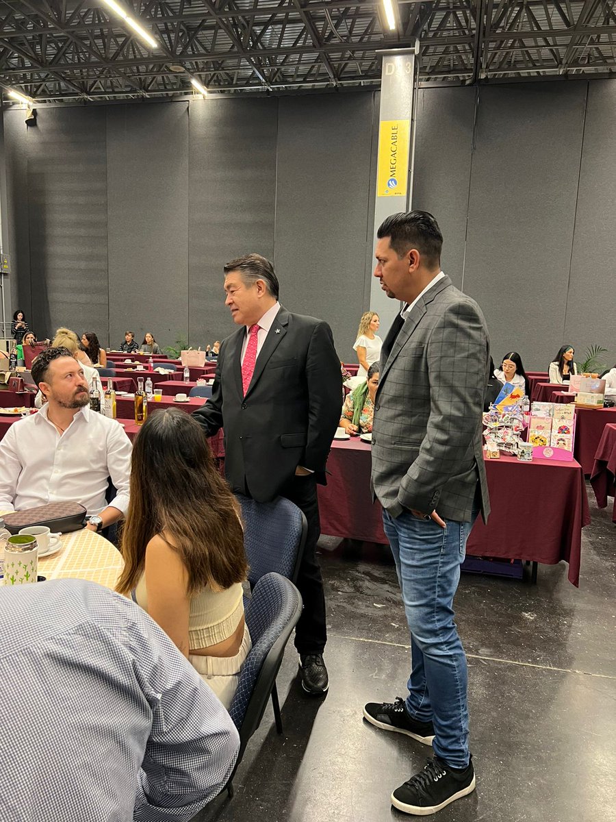 josemedranomc's tweet photo. @pcongruente JAL en evento de Mujeres Empoderadas A.C., pudimos agradecer a Gina Gómez por su colaboración y guía en los trabajos de nuestra agenda del eje empresarial.
Se inició colaboración con actores e instituciones claves... UPS LATAM, MIND, CCIJ, Voluntariado del GobJal. https://t.co/IASXfciKeM