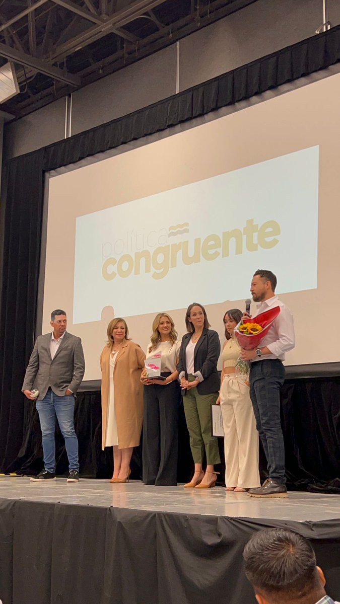 josemedranomc's tweet photo. @pcongruente JAL en evento de Mujeres Empoderadas A.C., pudimos agradecer a Gina Gómez por su colaboración y guía en los trabajos de nuestra agenda del eje empresarial.
Se inició colaboración con actores e instituciones claves... UPS LATAM, MIND, CCIJ, Voluntariado del GobJal. https://t.co/IASXfciKeM
