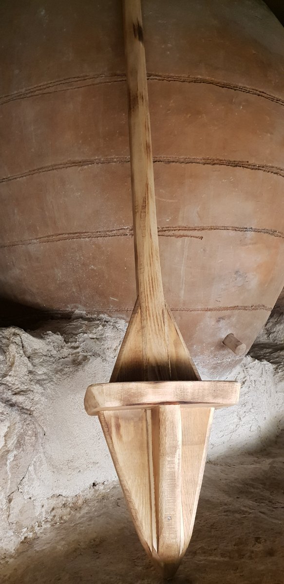 cuenqueando's tweet image. 𝗦𝗮𝗯í𝗮𝘀 𝗾𝘂𝗲 𝗹𝗮𝘀 𝘁𝗶𝗻𝗮𝗷𝗮𝘀 𝘀𝗲 𝗵𝗮𝗰í𝗮𝗻 𝗱𝗲𝗻𝘁𝗿𝗼 𝗱𝗲 𝗹𝗮𝘀 𝗯𝗼𝗱𝗲𝗴𝗮𝘀? Curiosidades sobre nuestro pasado es lo que aprendemos en la Ruta Etnográfica que se hace todos los sábados a las 18.30 en Huete, un plan fresquito para toda la familia!