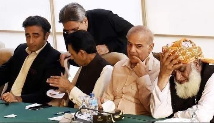 بے غیرت بلاول ماں کو بدنام کرنے والے کے ساتھ 
کیا سیاستدان واقعی بے غیرت ہوتے ہیں 
نہ یہ بھٹو رہا نہ زرداری 
غیرت درمیان میں دفن ہو گئ 
<a href="/BBhuttoZardari/">Bilawal Bhutto Zardari</a>