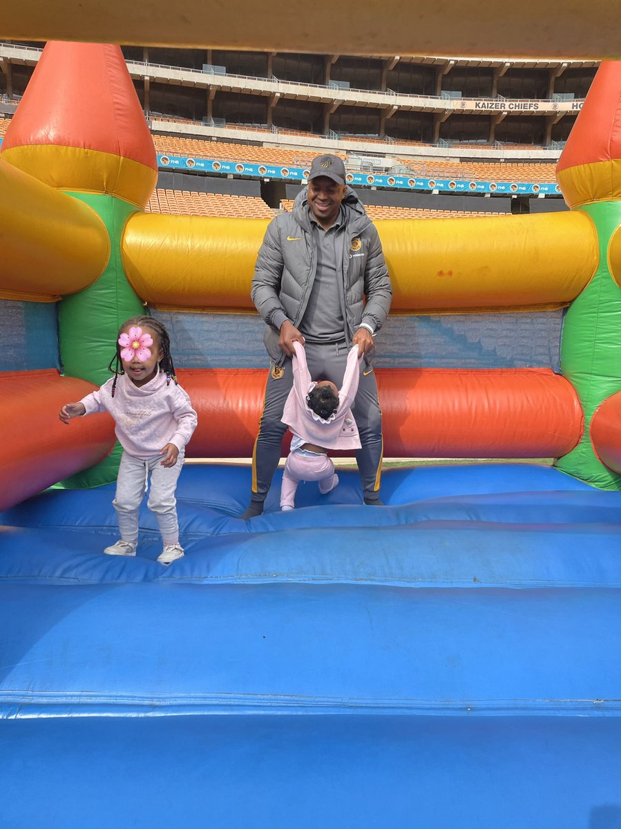 IIKHUNE_32_16's tweet photo. Khosi Family Day👨‍👩‍👧‍👧 A BIG THANK YOU TO KHOSINATION FOR MAKING IT HAPPEN @KaizerChiefs ✌🏼#BringingBackTheDNA #WeHadTooMuchFun @fnb_stadium 🏟 https://t.co/3Fi3KyJJN7